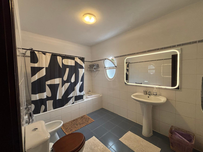 Bathroom 4, Bela Vigia, Calheta