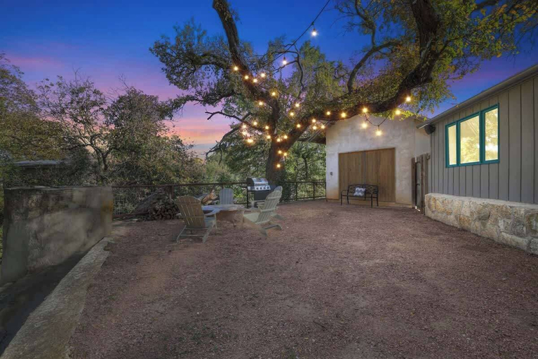 Exterior & Views 2, 406 Lodge-a: Hot-tub & 2 Blks to Main St, Gillespie