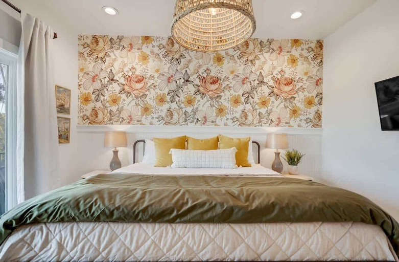 Bedroom 4, Gorgeous Home With Hot Tub 5min From the River, Comal