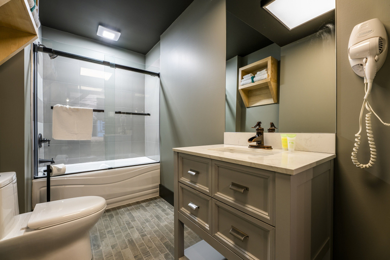 Bathroom, La Suite Hotel, Le Centre-de-la-Mauricie