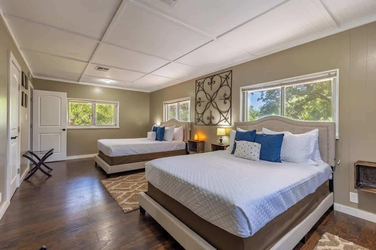 Room 5, Downtown Bliss - Hot Tub, Gillespie