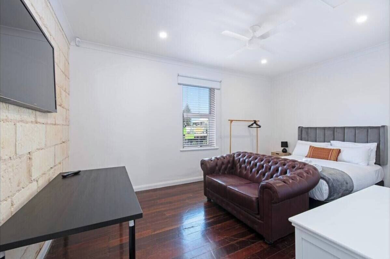 Living area 3, Lovely Beachside Largs Bay - free wine, Adelaide