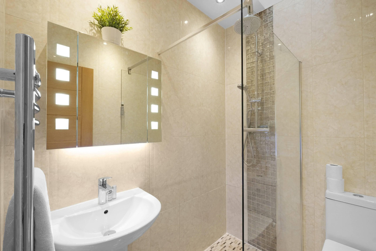 Bathroom 2, Modern Comfort 2-Bedroom, 2-Bathroom House, London