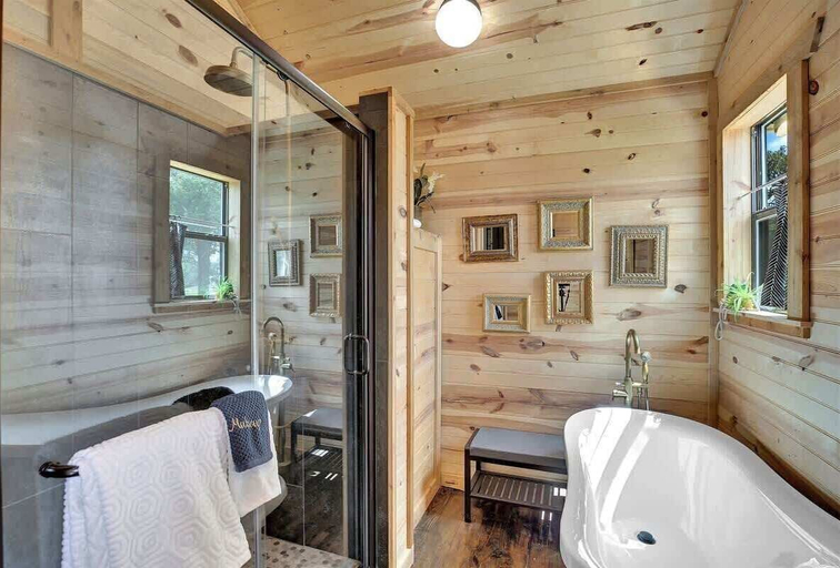 Bathroom 4, Luxurious & Intimate Cottage in Fred Wine Country!, Gillespie