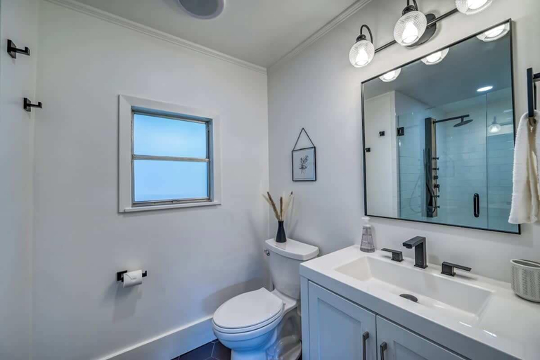 Bathroom 2, The Golden Goose - Hot Tub-fire Pit-2 Blks to Main, Gillespie