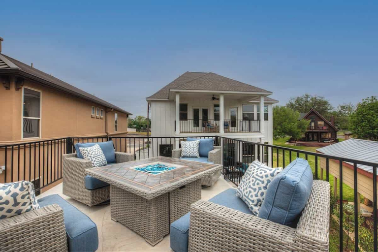 Terrace/patio 3, Stunning Luxury Home on Lake Lbj!, Llano