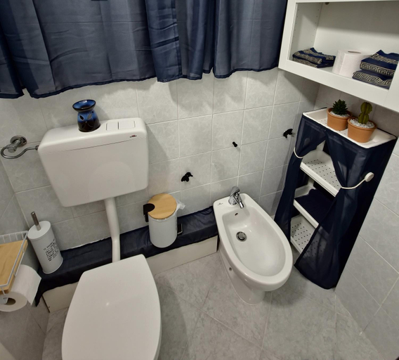 Bathroom 3, ViaGiotto Guest House, Florence