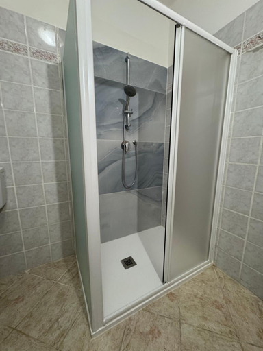 Bathroom 2, Serravalle Shop&Stay, Alessandria