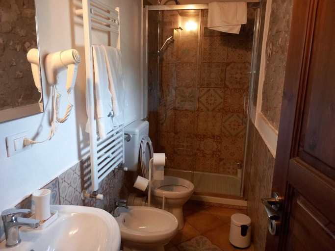 Bathroom 5, baglio perciata, Palermo