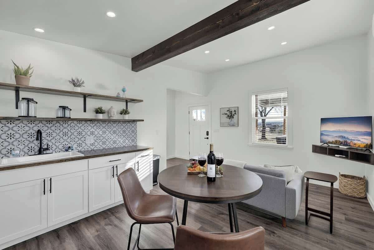 Interior 3, Evergreen Escape W/hot-tub 5 Min to Downtown!, Gillespie