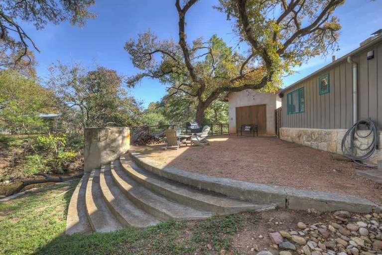 Exterior & Views 2, Guest Quarters - 2 Blocks to Main Street!, Gillespie