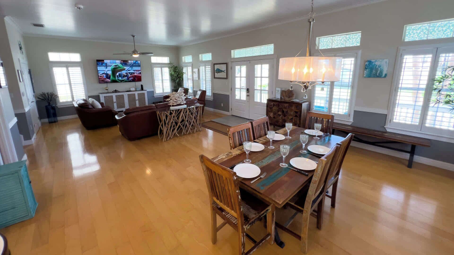 Food & Drinks 5, Luxury - 1 min to Beach - Pool - New Remodel, Cameron