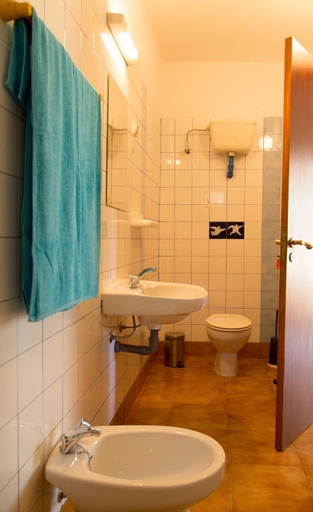 Bathroom 4, Markadia, Alvito
