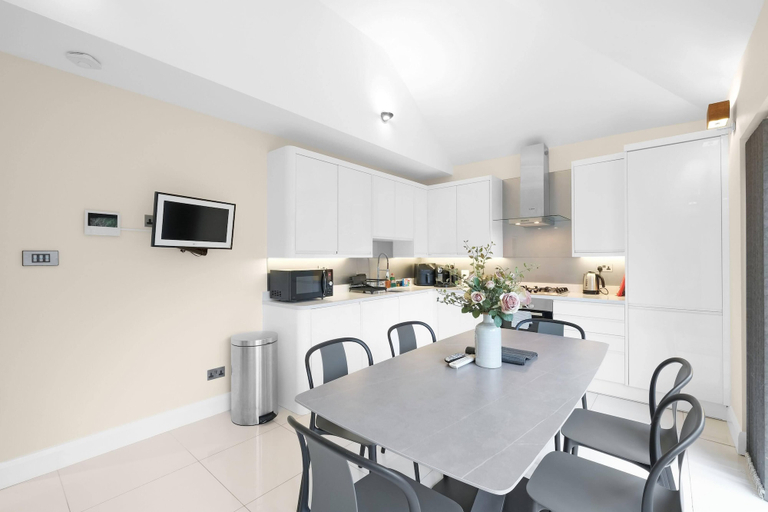 Private kitchen 5, Modern Comfort 2-Bedroom, 2-Bathroom House, London