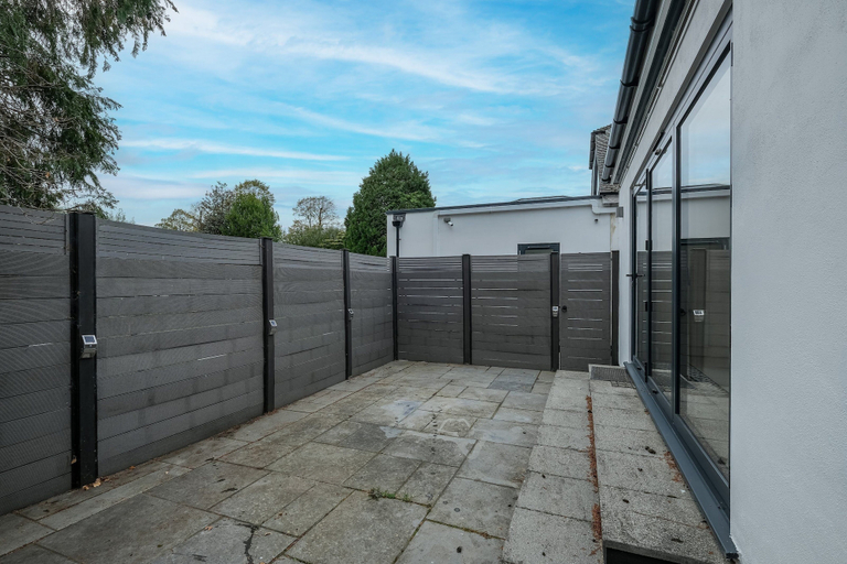 Property grounds, Modern Comfort 2-Bedroom, 2-Bathroom House, London