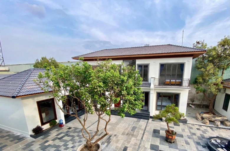 Exterior & Views