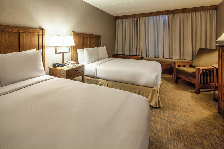 Bedroom 3, DoubleTree by Hilton Libertyville - Mundelein, Lake