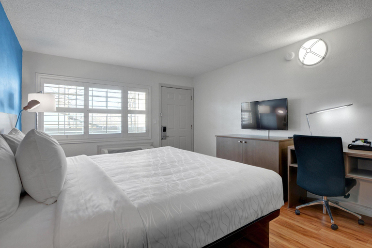 Bedroom 3, Signature Inn Medford Downtown, Jackson