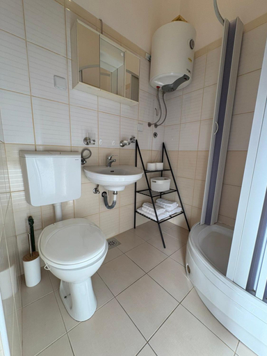 Bathroom 3, Stari Bar Apartments