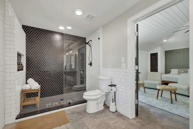 Bathroom 3, Historic Hideaway Stroll to Schlitterbahn, Comal