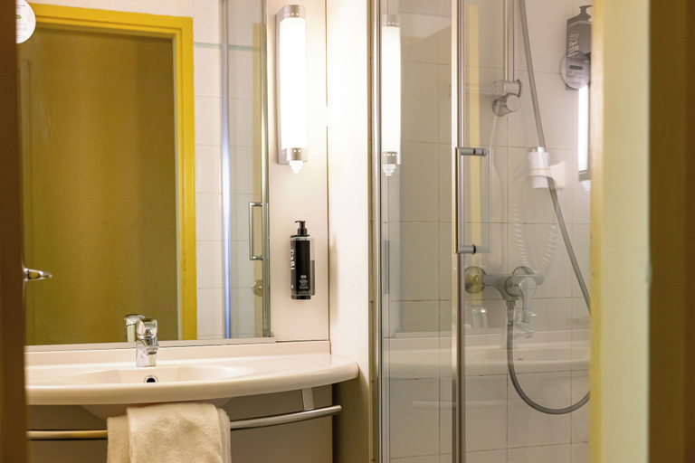 Bathroom 5, Ibis Styles Dax Centre, Landes