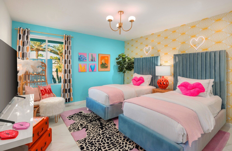 Room 5, Caliente Oasis, Riverside