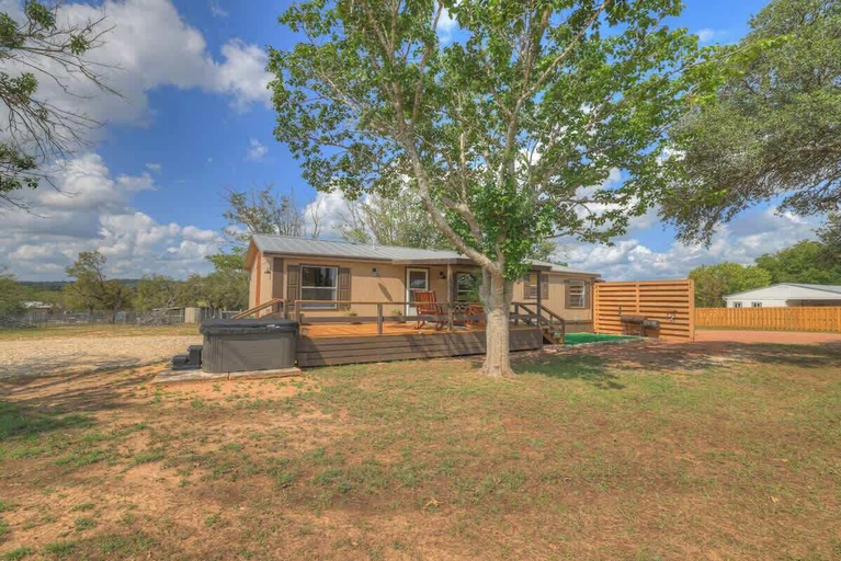 Exterior & Views 2, Sage: Peaceful Hill Country Retreat With Hot-tub!, Gillespie