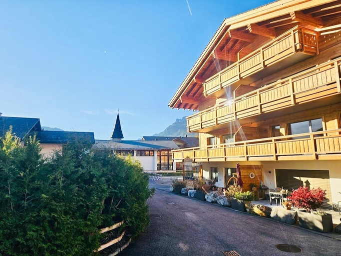 Exterior & Views