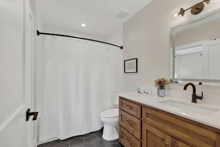 Bathroom 4, The Grove Combo, Gillespie
