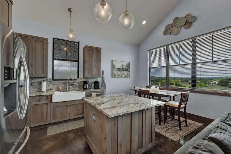 Others 5, West End Nest With Hot Tub!, Gillespie