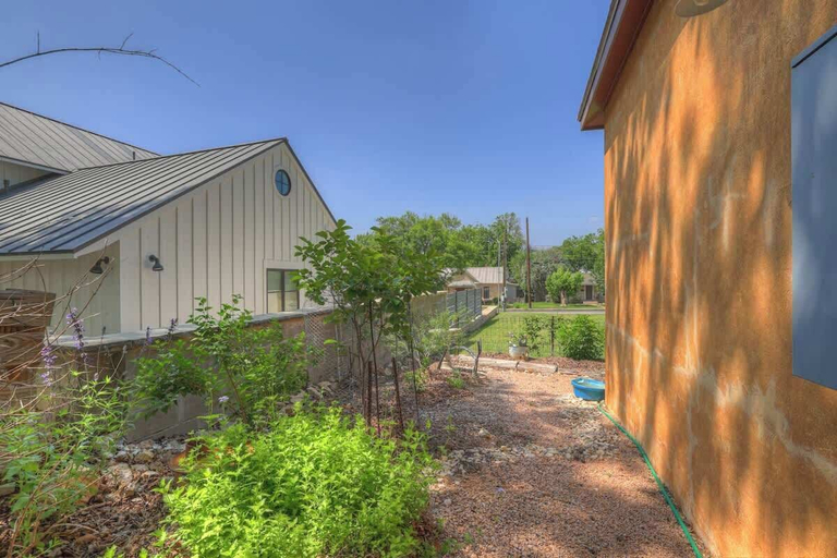 Property grounds 5, Rojo-charming Unit Walking Distance to Main St!, Gillespie