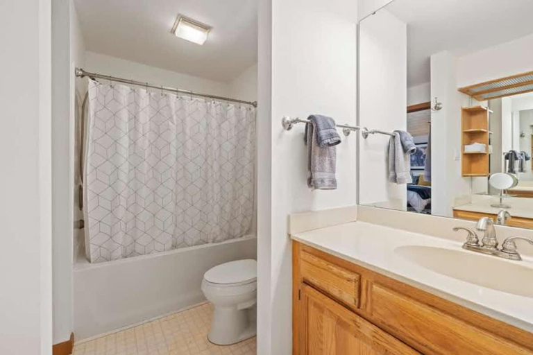 Room 3, Spacious 4BR Compound w 2 Cottages Near Trails, Henderson