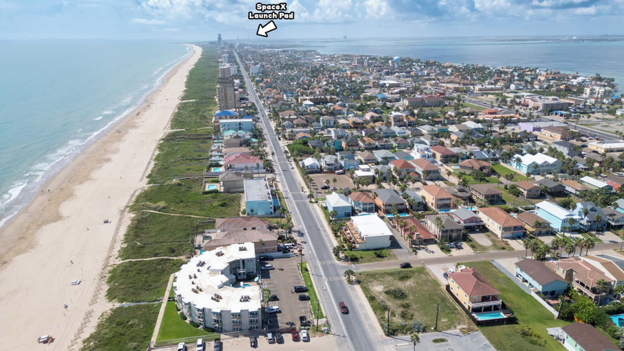 Exterior & Views 2, La Internacional 313, Cameron