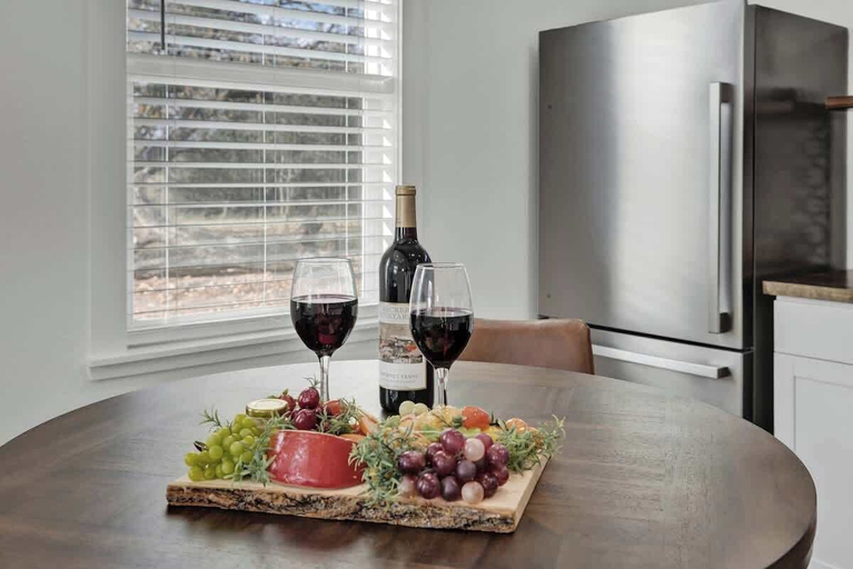 Interior 5, Evergreen Escape W/hot-tub 5 Min to Downtown!, Gillespie