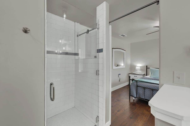Bathroom 4, Charming Cottage-3 Mins to Downtown-pet Friendly!, Gillespie