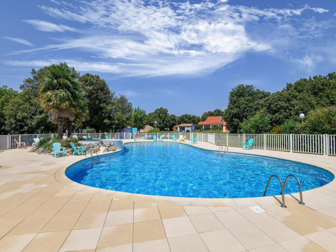 Others 1, Gite in a holiday park with pool, Charente-Maritime