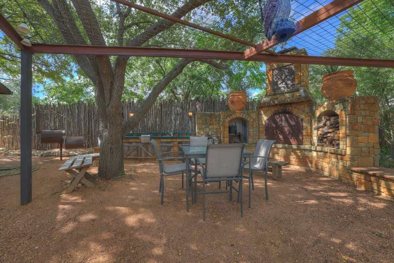Outdoor dining 5, The Willows Casa Grande - Four Minutes to Downtown!, Gillespie