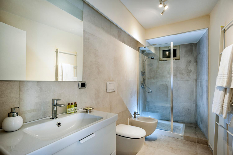 Bathroom 3, Marina dei Greci, Messina
