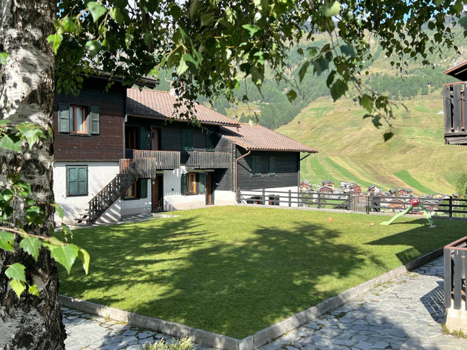 Exterior & Views