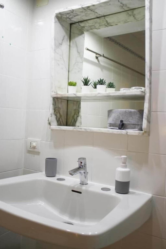 Bathroom 5, Sa Prazza Guesthouse, Cagliari