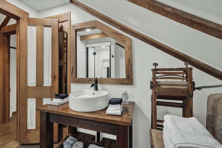 Bathroom 4, Historic & Remodeled Sunday Haus-5 Mins to Dtown!, Gillespie