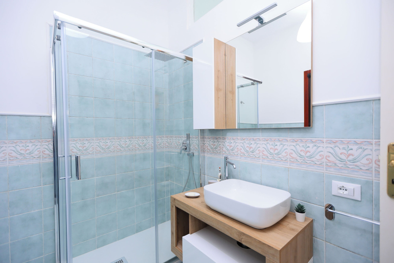 Bathroom 4, Vervece House, Napoli