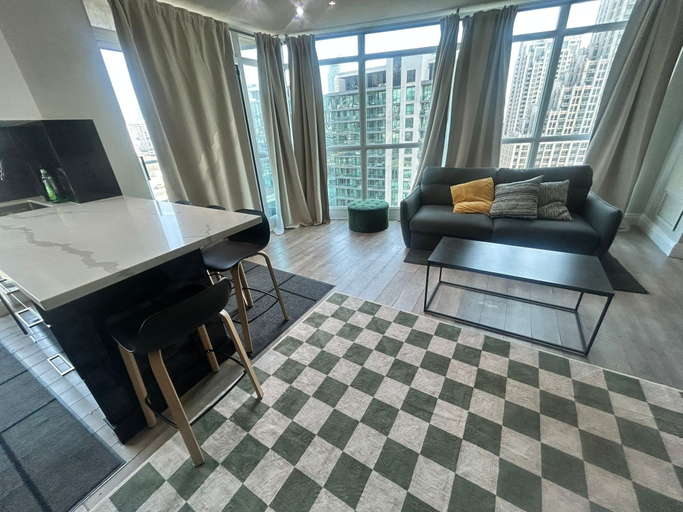 Living area 2, Downtown Pinecrest Suites-Free Parking, Toronto