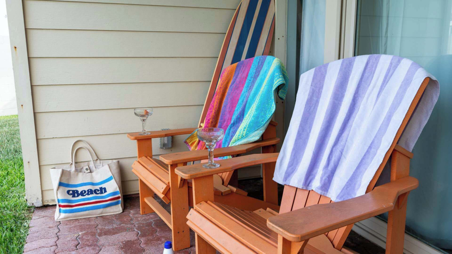 Others 5, Direct Beach Pools & Sun Deck - Stylish - Clean, Cameron