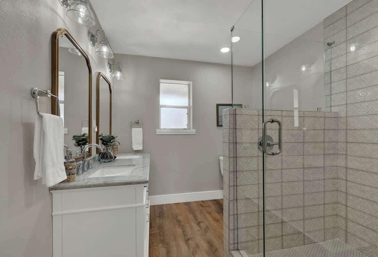 Bathroom 4, Weitz Haven, Gillespie