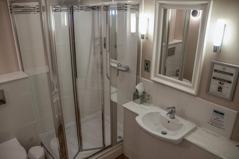 Bathroom 3, Hollytree Hotel and Swimming Pool, Highland