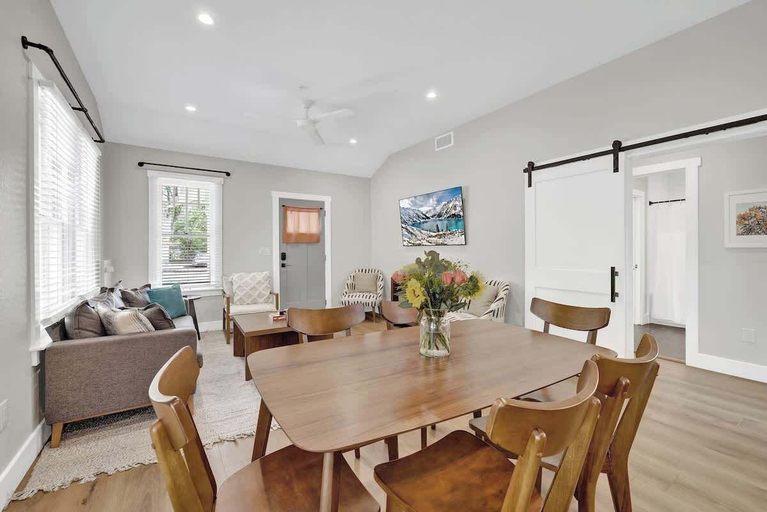Dining 5, The Grove-a: Cozy Cottage 2-blocks to Marktplatz!, Gillespie