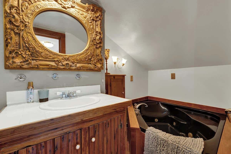 Bathroom 3, West Suite in Gillespie House -steps to Main Street!, Gillespie