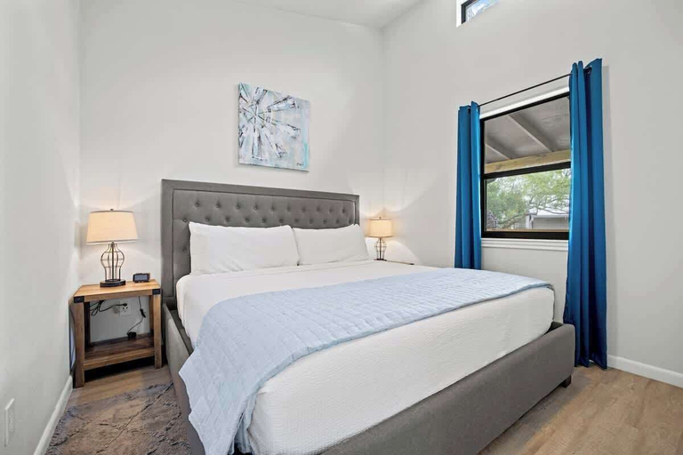 Room 2, Rivers Edge Cottages With Hot Tub, Gillespie