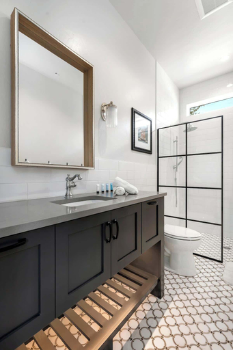 Bathroom 4, The Stables Suite One, Gillespie